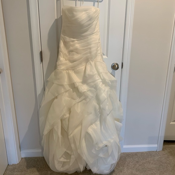 Vera Wang White Wedding Dress Size 4 - Picture 2 of 7